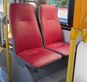 Koženková sedačka v autobuse 123 